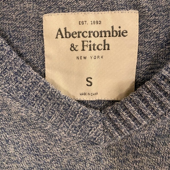 **LIKE NEW** Abercrombie & Fitch Blue V-Neck Sweater. Size S - Picture 3 of 4